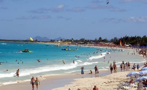 Private VIP Sightseeing and Beach Tour in Sint Maarten