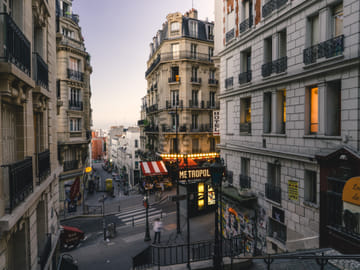 Montmartre Guided Tour with Dinner and Cabaret Show