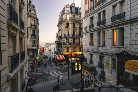 Guided Tour of Montmartre with Dinner and Traditional Cabaret