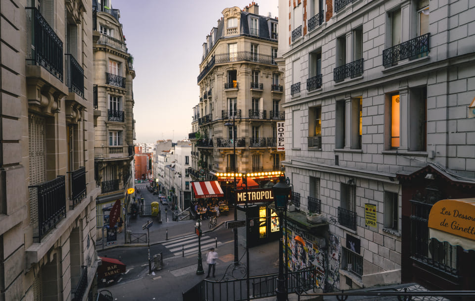 Montmartre Guided Tour with Dinner and Cabaret Show