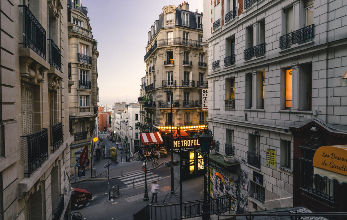 Guided Tour of Montmartre with Dinner and Traditional Cabaret
