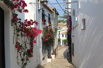 Full Day Tour of Costa Brava's Charming Towns from Barcelona