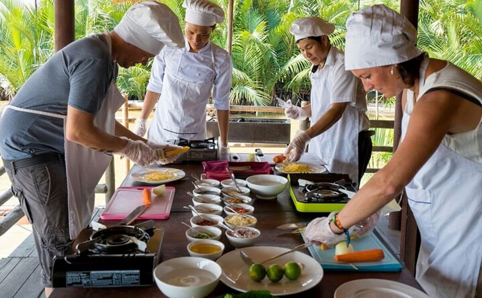 Hoi An Adventure: Explore Tra Que Village and Cooking Class