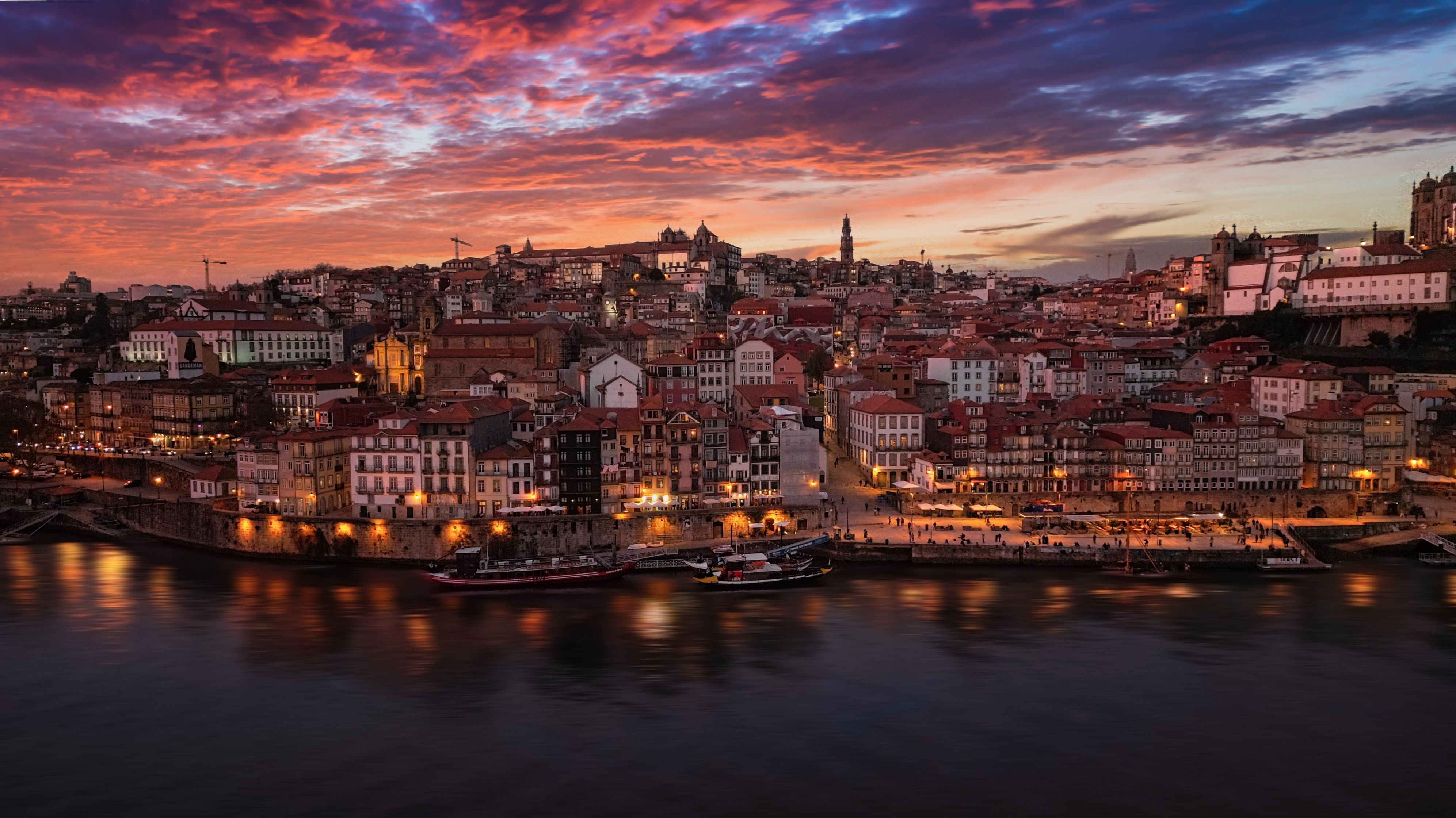 Image of Porto's old town from Gaia and its night atmosphere, part of Cooltour Oporto's Night Tour and Fado Dinner Show