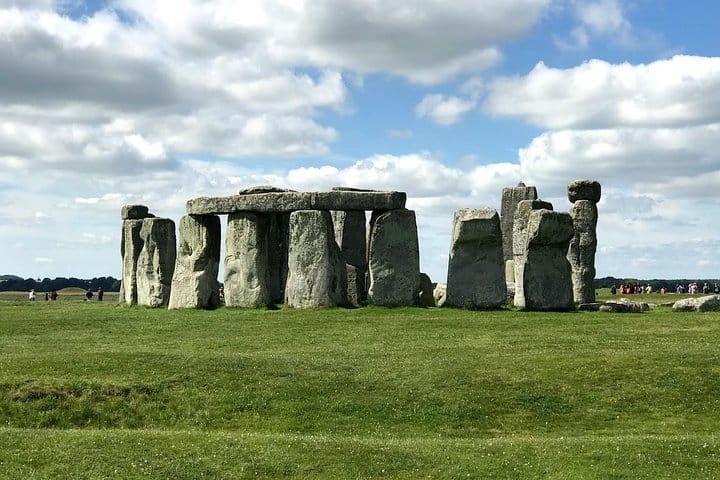 Full-Day Private Tour to Salisbury, Stonehenge and Woodhenge  10