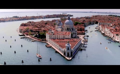 Two-Hour Private Boat Tour with Aperitif in Venice