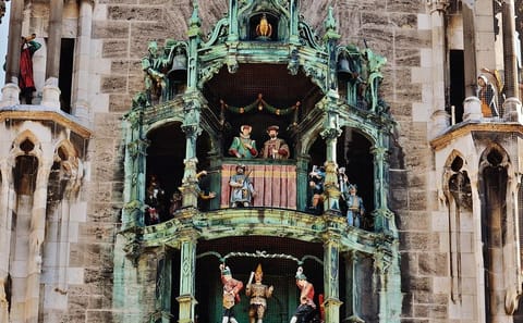 Private Guided Tour of Munich's English Garden and Marienplatz
