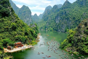 Full-Day Tour of Bai Dinh Pagoda and Trang An from Hanoi