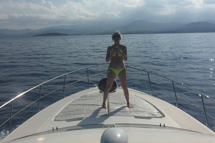 VIP Motor Yacht Charter – 17 meter – 10 Guests max – Full day