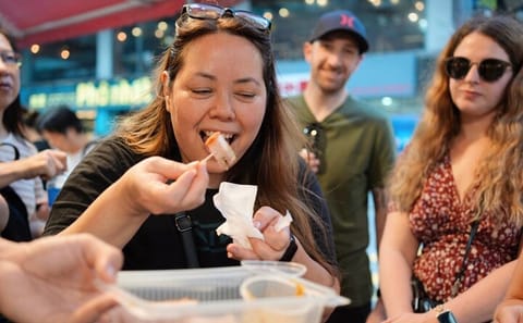 Hong Kong Street Food Tour: Dim Sum and Wonton Tasting