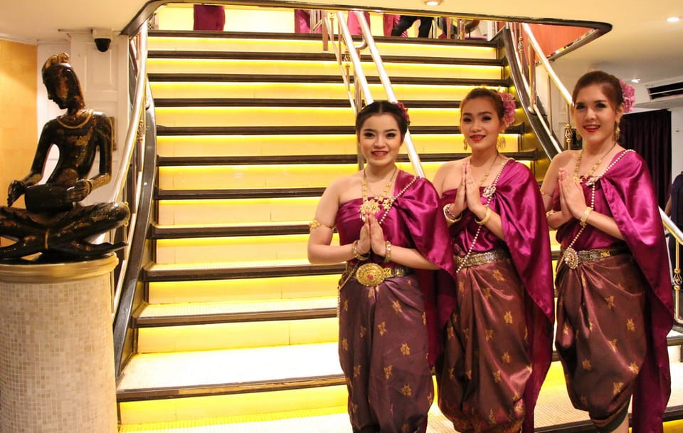 Chaophraya River Dinner Cruise with Scenic Views in Bangkok