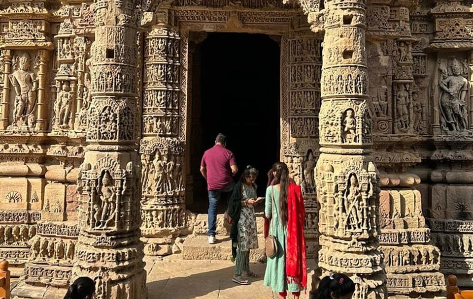 Private Bus Tour of Modhera Sun Temple and Rani ki Vav