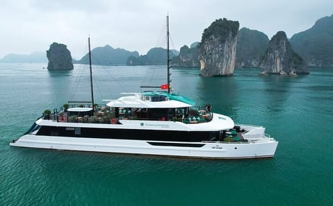 Luxurious Day Tour of Halong and Lan Ha Bay from Hanoi