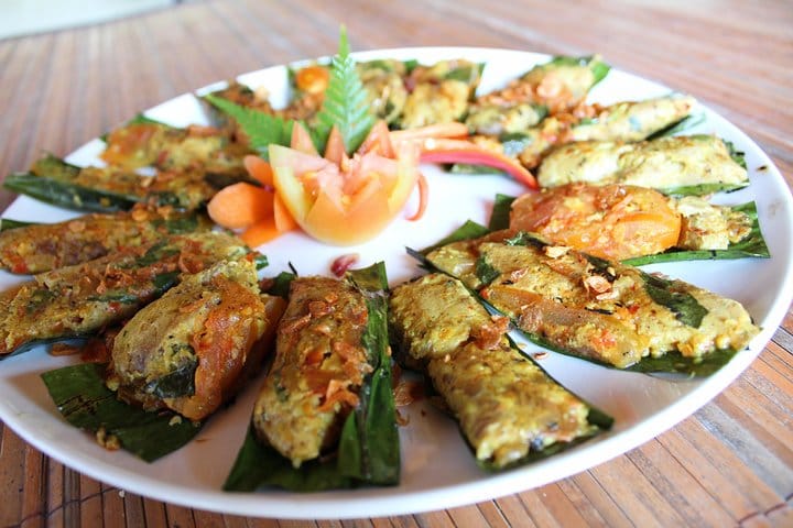 Steam tuna wrapped in banana leaves