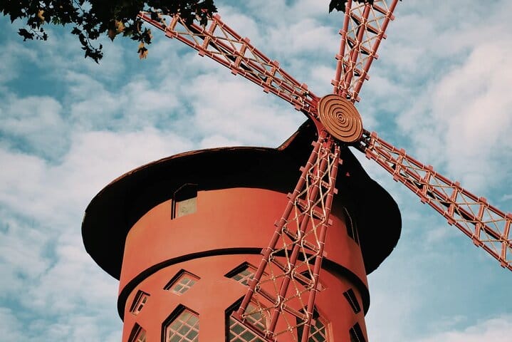 CDG pickup and 6 hours Private Tour of Marais & Montmartre  8
