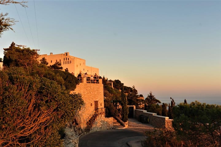 Santorini 5 Hour Private Oia Tour & Lunch/Dinner at a Local Farm