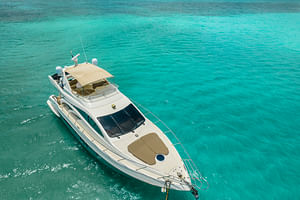 Cancún: 5 hours Coast & Pizza in 58' Yacht Azimut