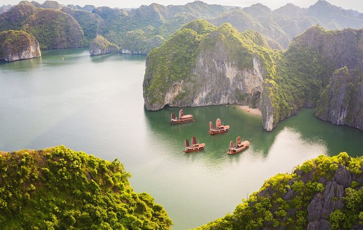 Lan Ha bay Boutique Cruise 2D/1N Tour: Kayaking & swimming at pristine places