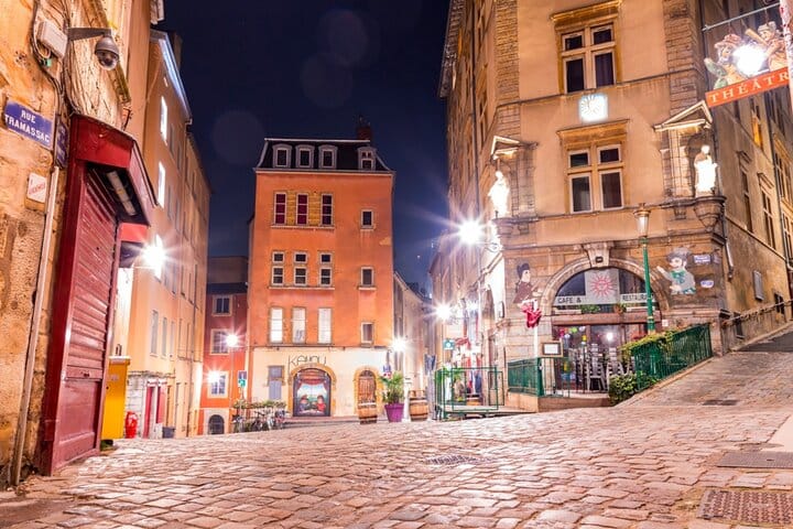 Lyon Ghost Hunt: Follow the Shadows Exploration Game 5
