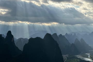 Sunrise Tour at Xianggong Hill in Yangshuo/Guilin