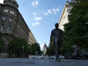 Walking Tour of Pest: Explore Budapest's Historic Sights