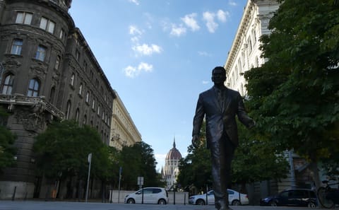 Walking Tour of Pest: Explore Budapest's Historic Sights