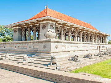 Tuk-Tuk Tour of Colombo's Cultural Landmarks and Markets