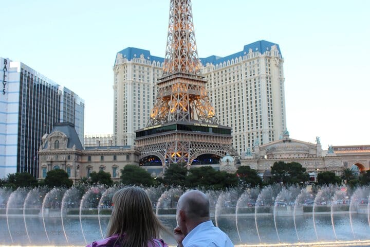 1.5-Hour Las Vegas Strip Limo Tour with Champagne and Photographs 2