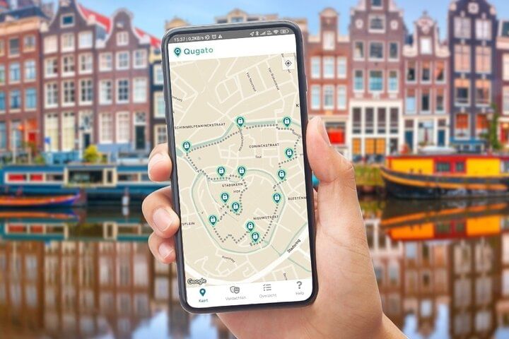 Phone screen showing the suggested road of the Amsterdam scavenger hunt 