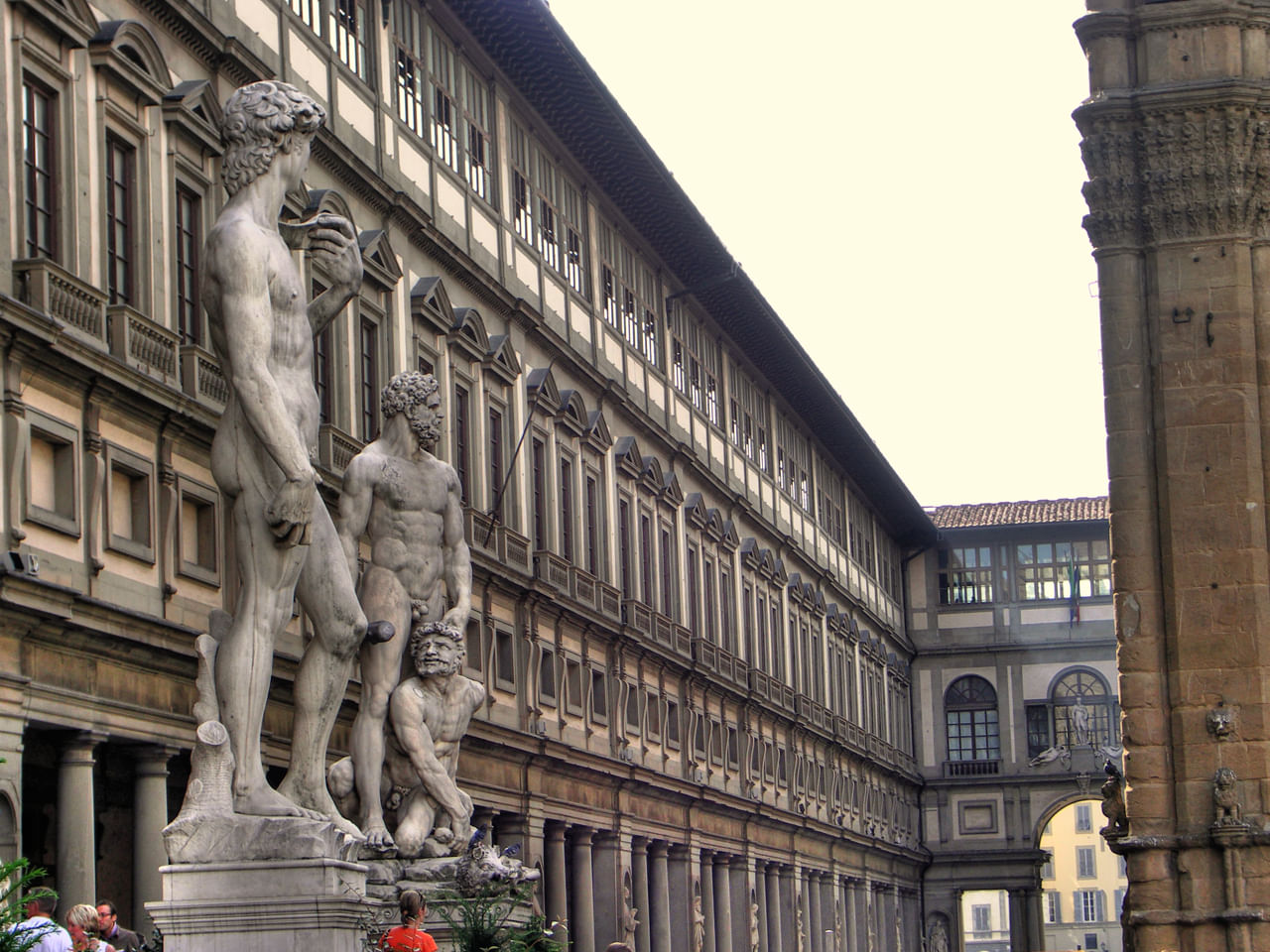 External view of the Uffizi Gallery and the Piazzale degli Uffizi