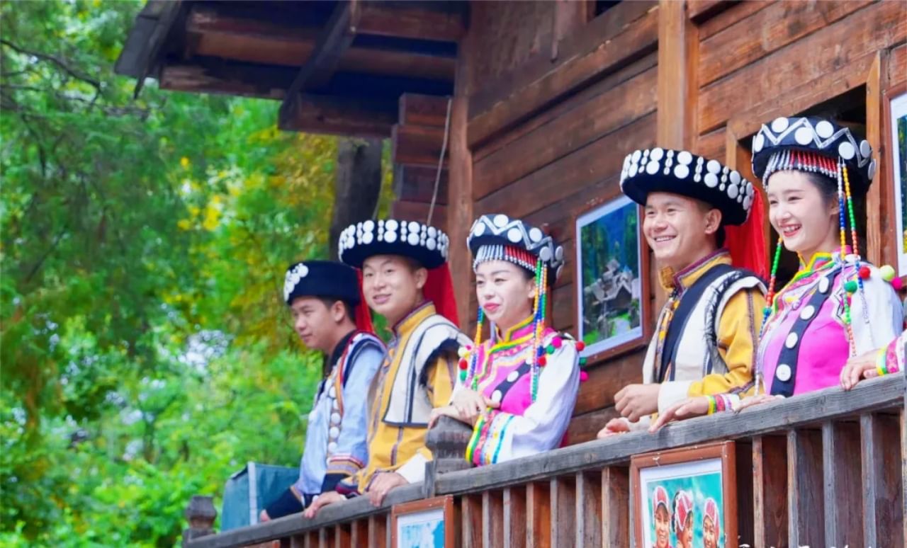  Men and women of the ethnic group singing