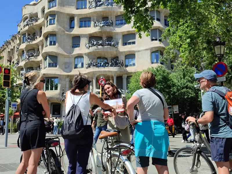 The guide talking to the group in front of Casa Milà on Passeig de Gràcia