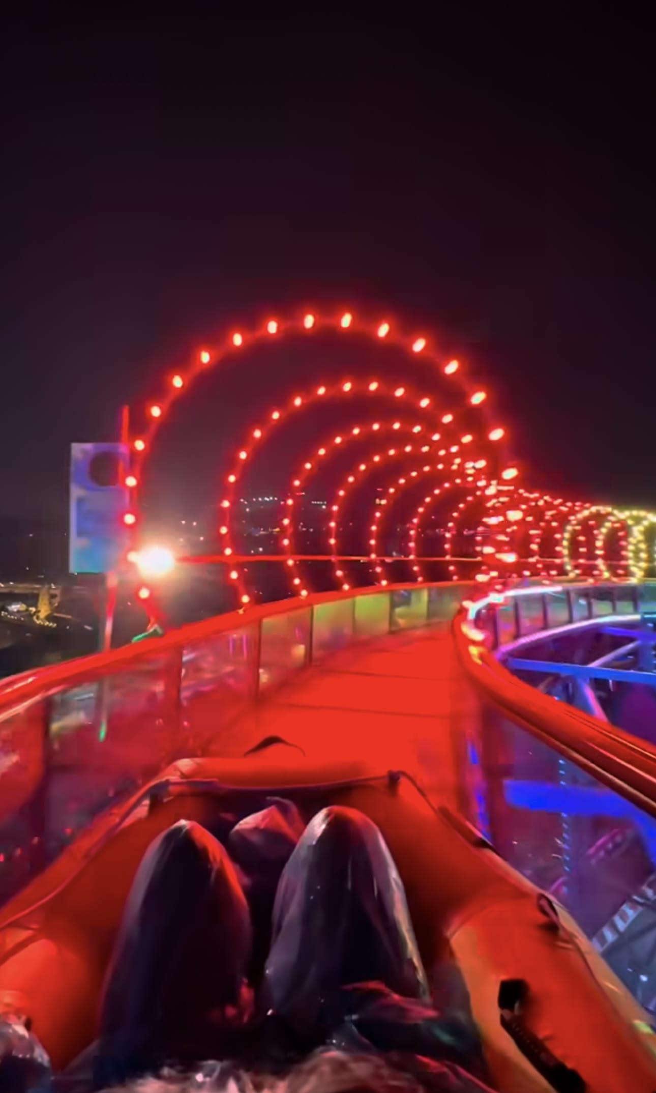  أنفاق النيون المذهلة تضفي جوًا سحريًا على آي سيتي  إضاءة ساحرة تخلق تجربة بصرية فريدة من نوعها