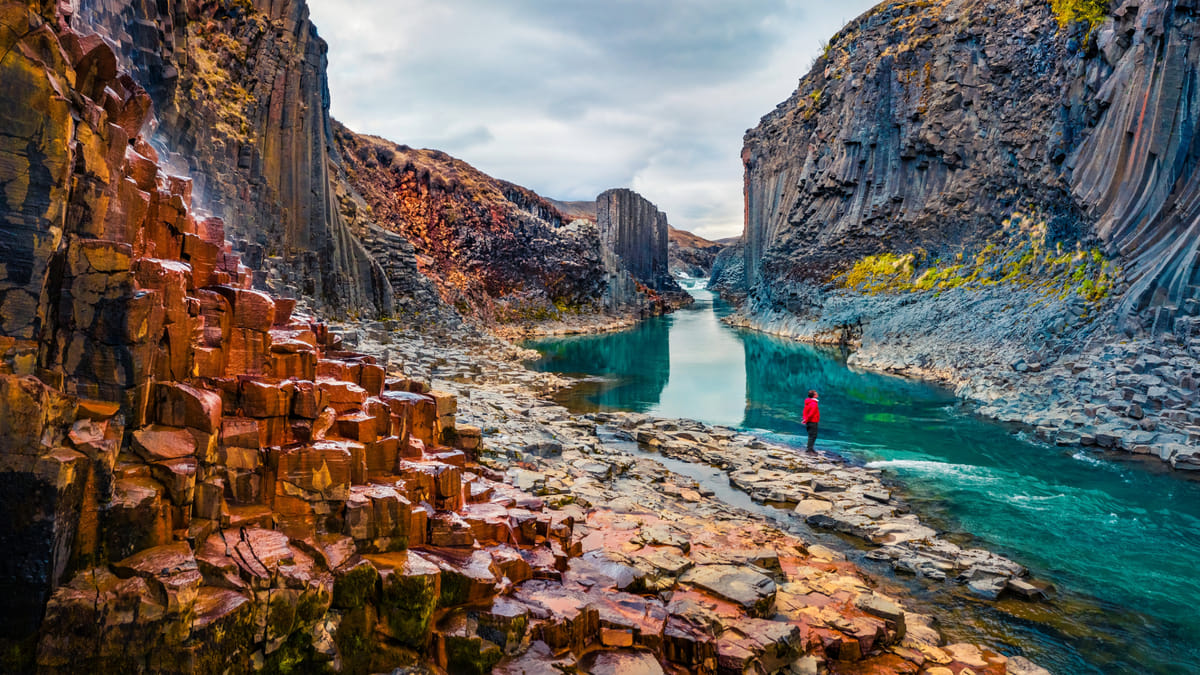 Looking for the ultimate Iceland photo spot? Stuðlagil’s striking columns and blue waters deliver every time.