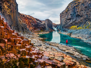 Looking for the ultimate Iceland photo spot? Stuðlagil’s striking columns and blue waters deliver every time.