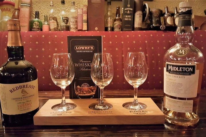 Irish whiskey tasting in local country pub. Galway. Private guided.