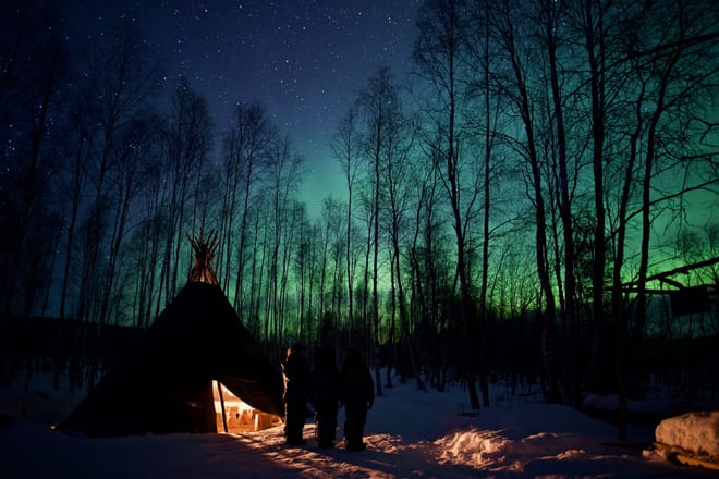 Happy Fox Goahti hut with Auroras
