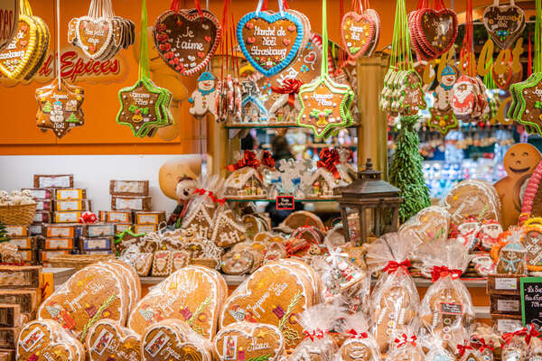 Os corações de pão de mel numa barraca do mercado de Natal.