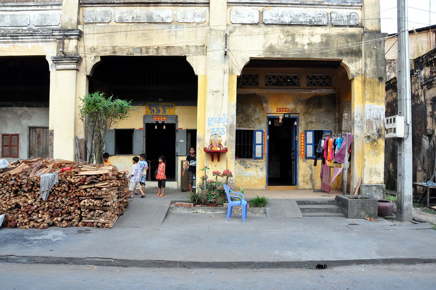 Explore Phnom Penh’s Architectural Treasures: Cyclo & Boat Tour