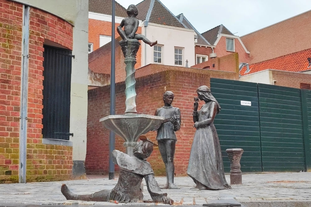 Street view of the Dieske en Minnepaar statue along the route of the urban exploration game City Detective in Den Bosch.