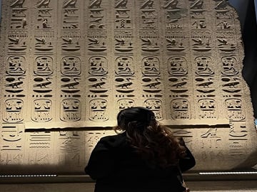 Private Cairo VIP Tour: Giza Pyramids, GEM, Bazaar & Nile Cruise