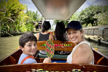Small Group Floating and Railway Market Tour in Bangkok