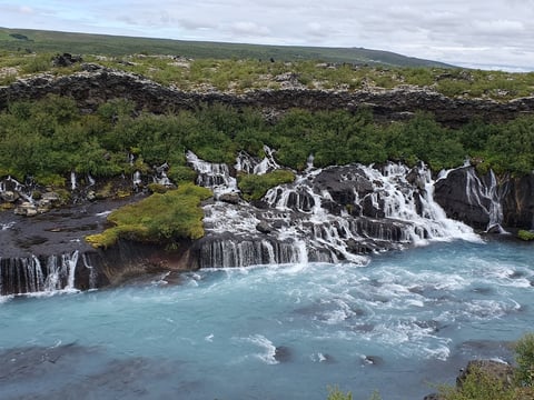 Deutschsprachige Kleingruppen-Tagestour  Westisland - Wasserfälle Hraunfossar,  Heißwasserquelle Deildartunguhver & Baden im Krauma Spa