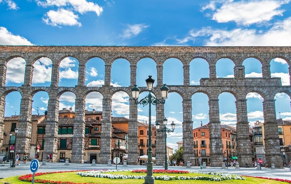 Private Walking Tour of Segovia's Aqueduct, Cathedral, and Alcázar