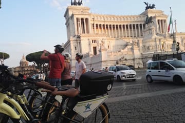 Private Night Bike Tour of Rome with Views of the Forum