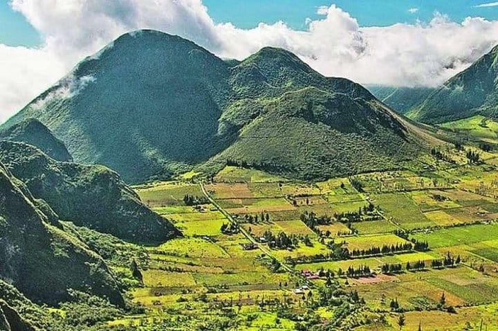 Private Middle of the World (Mitad del Mundo) and Pululahua from Quito.