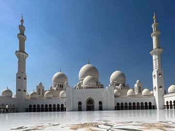 Abu Dhabi City Tour: Sheikh Zayed Mosque and Qasr Al Watan