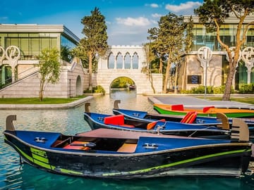 Multiple-tour-5 nights-6 days-Baku-city-tour-Little-venice-boulevard-carpet-museum-Azerbaijan-tour-boat-riding