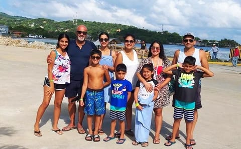 Private Bus Tour of Roatán's Scenic Highlights and Culture