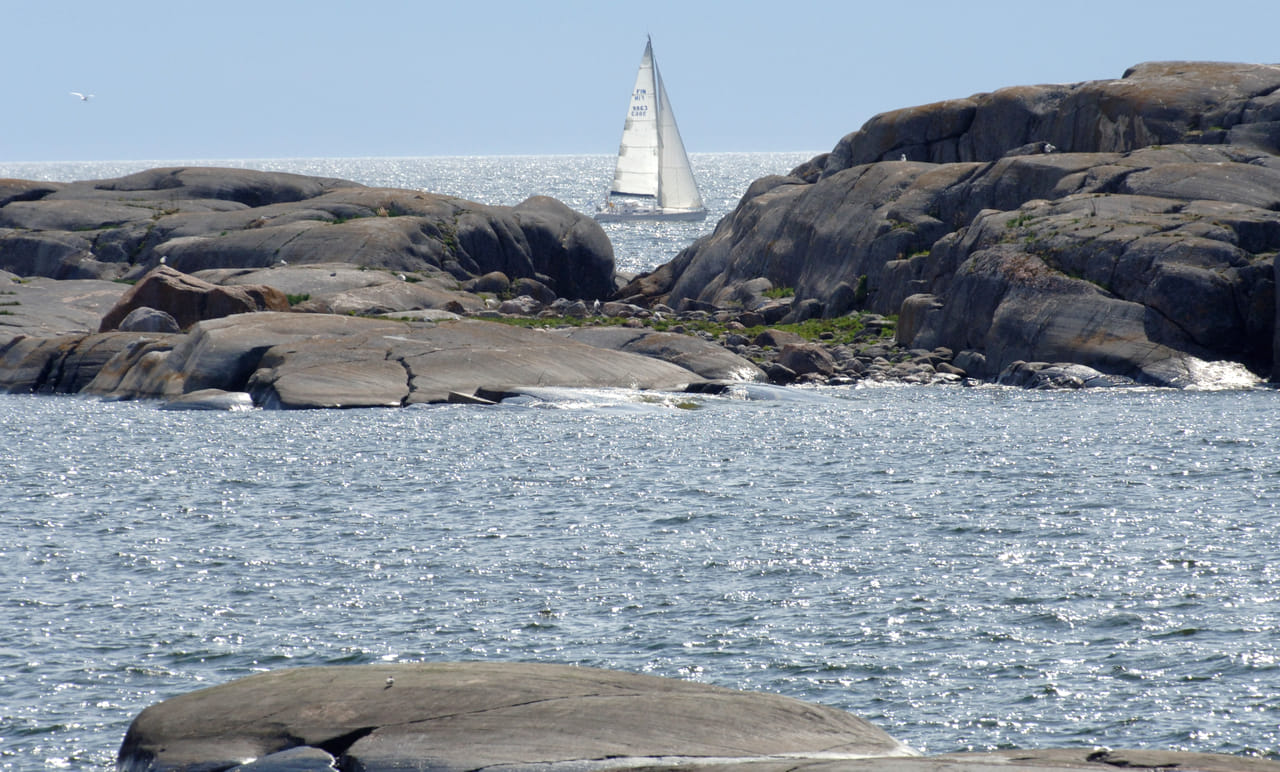 Boats, islands, wildlife and more is to ber found on this archipelago tour